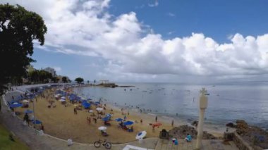 Salvador Bahia 'daki Porto da Barra plajının hızlandırılmış görüntüsü.