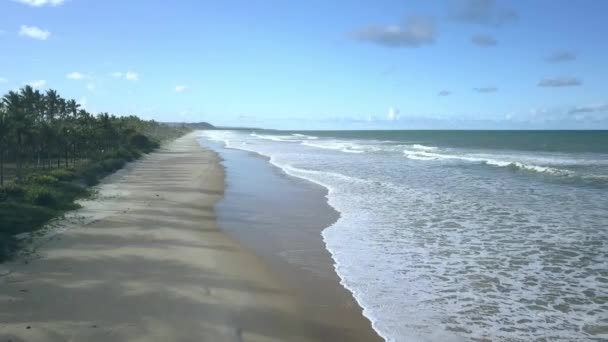 Drone Vista Aerea Delle Onde Rompono Sulla Spiaggia Sabbia Bianca — Video Stock