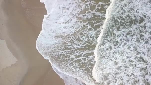 Drone vue aérienne des vagues se brisent sur la plage de sable blanc. Vue du dessus.