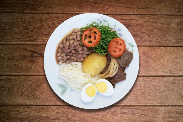 Almoço Brasileiro Isolado Fundo Madeira — Fotografia de Stock