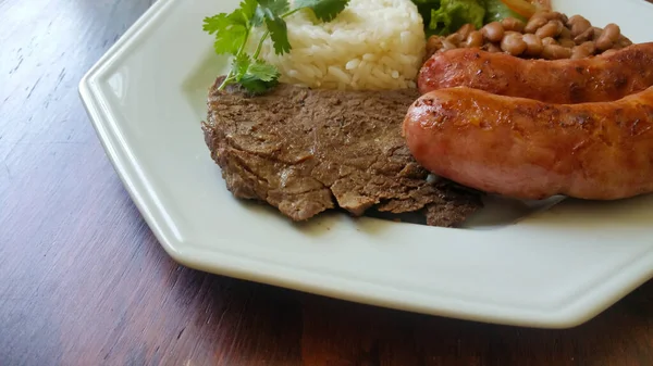 Prato Comida Com Churrasco Alimentos Brasileiros — Fotografia de Stock