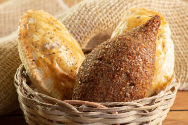 Kibbe ve pastel. Masada Brezilya yemeği var.