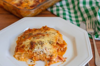 Peynirli geleneksel İtalyan lazanyası. Ahşap bir arka planda