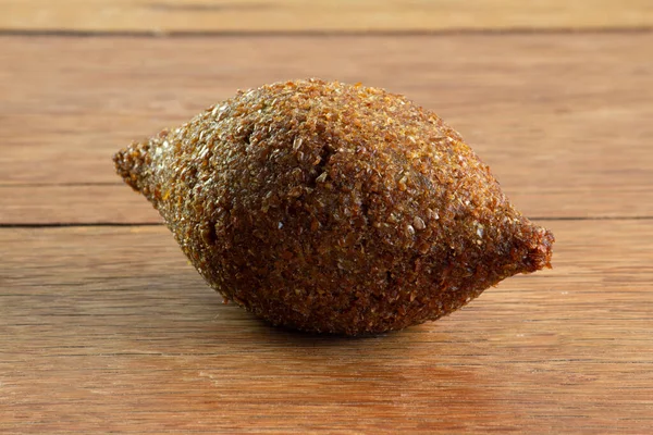 Kibbeh Braziliaanse Snack Houten Tafel Geïsoleerd — Stockfoto
