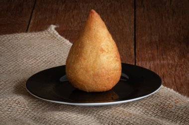 Coxinha. Geleneksel Brezilya usulü kızarmış tavuk çerezi. Brezilya yemekleri.