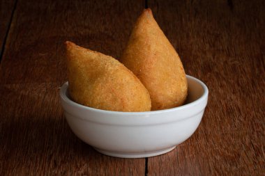 Coxinha. Geleneksel Brezilya usulü kızarmış tavuk çerezi. Brezilya yemekleri.