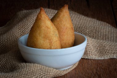 Coxinha. Geleneksel Brezilya usulü kızarmış tavuk çerezi. Brezilya yemekleri.