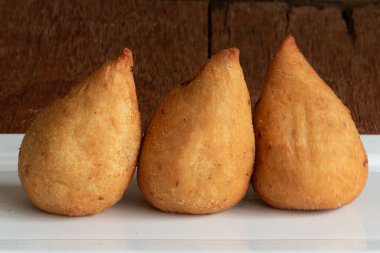 Coxinha. Geleneksel Brezilya usulü kızarmış tavuk çerezi. Brezilya yemekleri.