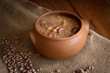 Feijoada. Tipik Brezilya yemekleri. Kırsal ahşap arka plan