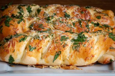 Tavuklu, peynirli ve maydanozlu ekmek. Ahşap kırsal arka plan