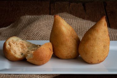 Coxinha. Geleneksel Brezilya usulü kızarmış tavuk çerezi. Brezilya yemekleri.
