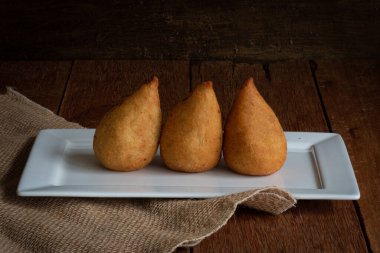 Coxinha. Geleneksel Brezilya usulü kızarmış tavuk çerezi. Brezilya yemekleri.