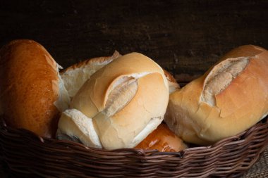 Kırsal ahşap arka planda ekmek dolu sepet