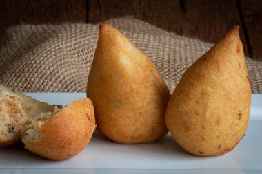 Coxinha. Geleneksel Brezilya usulü kızarmış tavuk çerezi. Brezilya yemekleri.