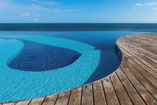 Piscina Infinita Con Vistas Mar Cielo Azul — Foto de Stock