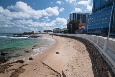 Salvador Bahia Brezilya 'nın arka planında Santa Maria Kalesi olan Barra plajı.
