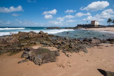 Salvador Bahia Brezilya 'nın arka planında Santa Maria Kalesi olan Barra plajı.
