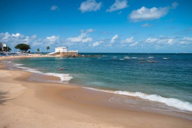 Porto da Barra plajının manzarası. Salvador Bahia Brezilya 'nın ünlü plajı.