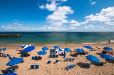 Mavi güneş şemsiyeli tropik plaj - Yaz Konsepti.