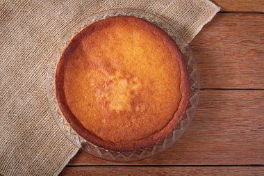 Ahşap arka planda Cassava keki. Üst görünüm