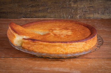 Beyaz arkaplanlı Cassava keki. Ahşap arkaplan