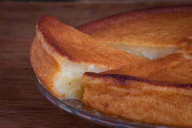 Ahşap arka planda Cassava keki. Parçayı kes