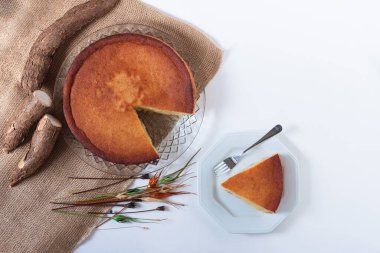 Beyaz arkaplanlı Cassava keki. Üst görünüm