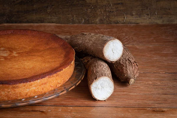 Bolo Mandioca Com Fundo Branco Fundo Madeira — Fotografia de Stock