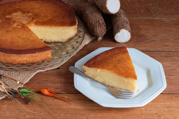 Ahşap arka planda Cassava keki. Parçayı kes