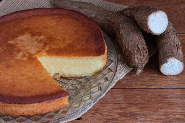 Beyaz Arkaplanlı Cassava Keki Ahşap Arkaplan — Stok fotoğraf