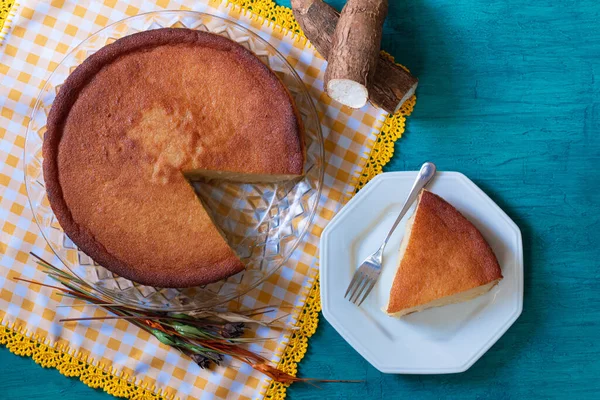 Mavi arkaplanlı Cassava keki. Üst görünüm