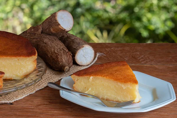 Bolo Mandioca Sobre Mesa Madeira Com Fundo Verde Espaço Cópia — Fotografia de Stock