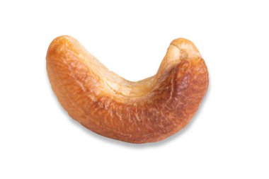 Makro ya da yakın plan fındıklı kavrulmuş kaju fıstığı. Beyaz arka planda izole edilmiş..