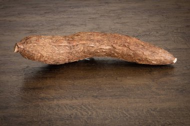 Kökü kırsal ahşap olan taze Cassava kökü. Boşluğu kopyala