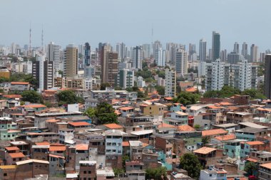 Kentsel sosyal zıtlık. Binalar ve gecekondular. Eşitsizlik