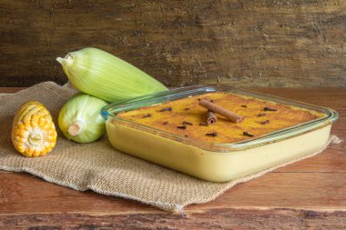 Canjica 'da. Curau. Tipik Brezilya Junina parti tatlıları. Mısır koçanı. Kırsal ahşap arka plan. Brezilya tatlısı.