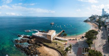 Salvador Bahia Brezilya 'daki Porto da Barra plajının insansız hava aracı görüntüsü