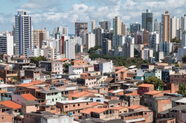 Kentsel sosyal zıtlık. Binalar ve gecekondular. Eşitsizlik