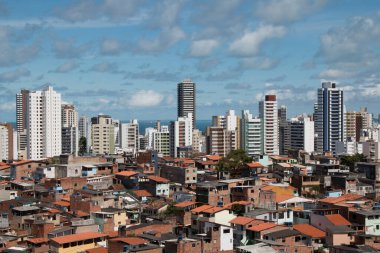 Kentsel sosyal zıtlık. Binalar ve gecekondular. Eşitsizlik