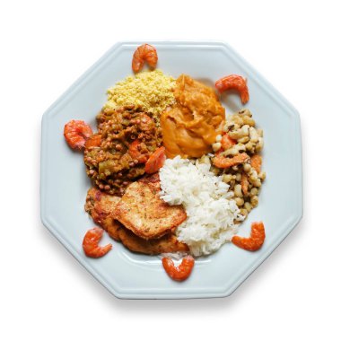 Caruru ile yemek tabağı. Geleneksel Afro-Brezilya yemeği. Beyaz arkaplanda izole