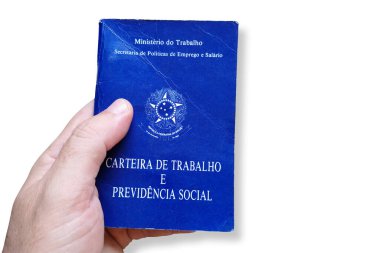 Brezilya iş kartını tutan adamın eli beyaz arka planda izole edilmiş. Portekiz Federatif Brezilya Cumhuriyeti, Çalışma Bakanlığı 'nda yazılmıştır. Çalışma ve Sosyal Güvenlik kartı. Brezilya iş konsepti