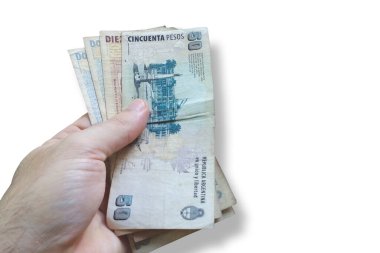 Arjantin parasını tutan adamın eli. Banknote Arjantin parası. Beyaz arka planda izole edilmiş. Finans kavramı