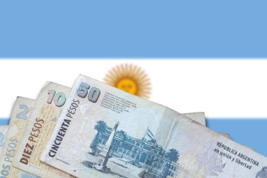Arjantin parası. Banknote Arjantin parası. Arka planda bulanık Arjantin bayrağı ile izole edilmiş. Finans kavramı