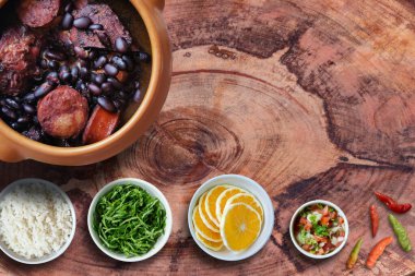 Feijoada. Geleneksel Brezilya yemekleri. Kırsal ahşap arka planda izole edilmiş seramik kase. Üst görünüm