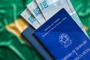 Brezilya iş kartı, Brezilya parasıyla Brezilya bayrağına izole edilmiş, çözülmüş arka plan. Portekiz Federatif Brezilya Cumhuriyeti, Çalışma Bakanlığı 'nda yazılmıştır. Çalışma ve Sosyal Güvenlik kartı. Brezilya iş konsepti