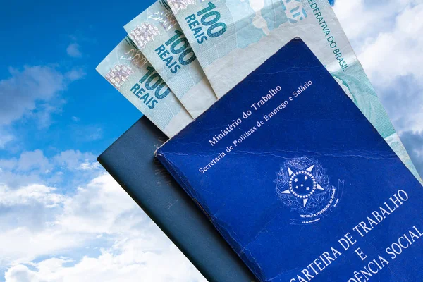 Braziliaanse Werkkaart Met Braziliaans Geld Geïsoleerd Blauwe Lucht Wolken Achtergrond — Stockfoto