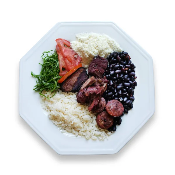 Feijoada. Geleneksel Brezilya yemekleri. Gıda tabakası beyaz arka planda izole