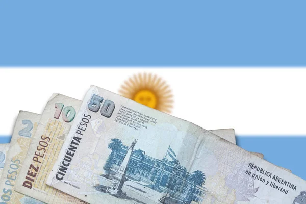 Arjantin parası. Banknote Arjantin parası. Arka planda bulanık Arjantin bayrağı ile izole edilmiş. Finans kavramı