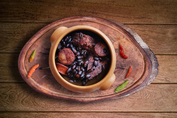 Feijoada Comida Tradicional Brasileira Tigela Cerâmica Isolada Fundo Madeira Rústica — Fotografia de Stock