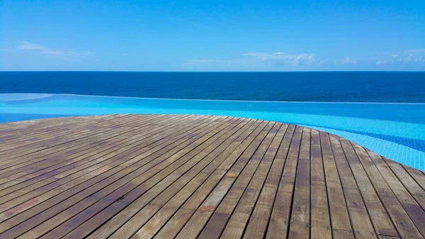 Piscina Infinita Con Vistas Mar Cielo Azul —  Fotos de Stock